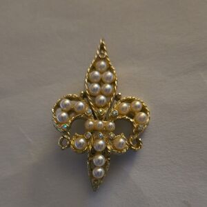 Gold and White Pearl Fleur-de-Lis Brooch.